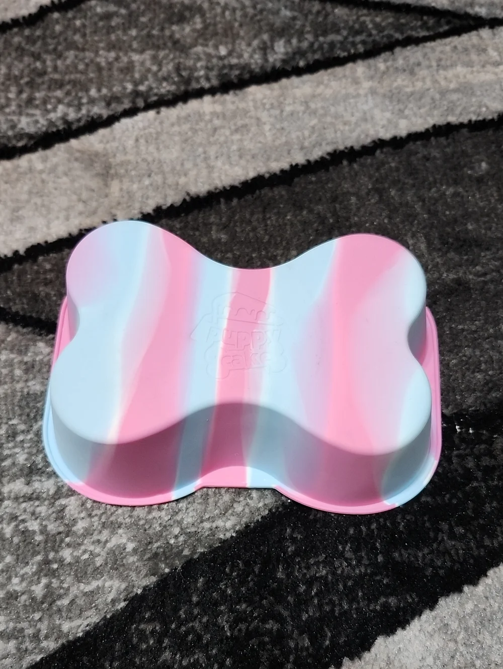 PUPPY CAKE BONE-SHAPED MULTI-COLOR SWIRL SILICONE MOLD TREAT CAKE PAN